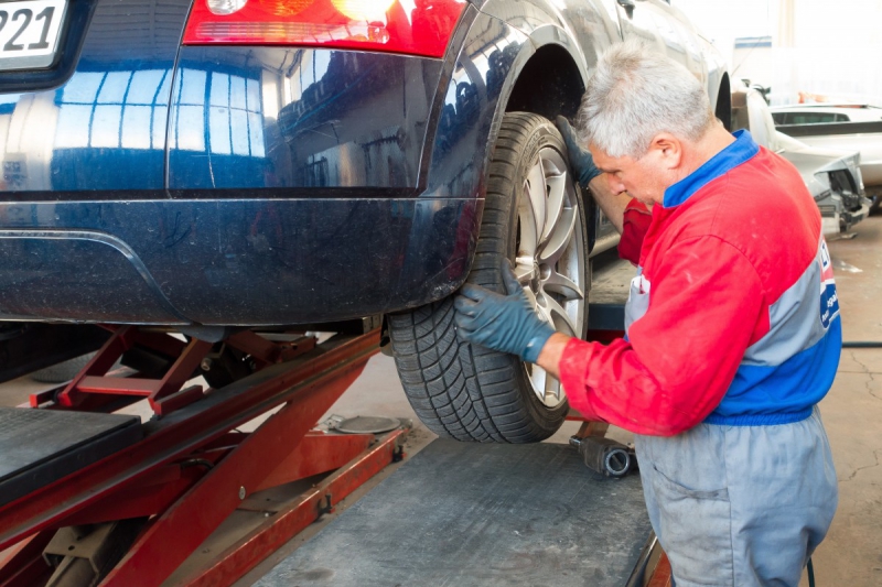 boutique-LE CASTELLET-min_auto_repair_repair_lift_auto_mechanic_work_clothes_master_professional_man_of_the_fold-685629